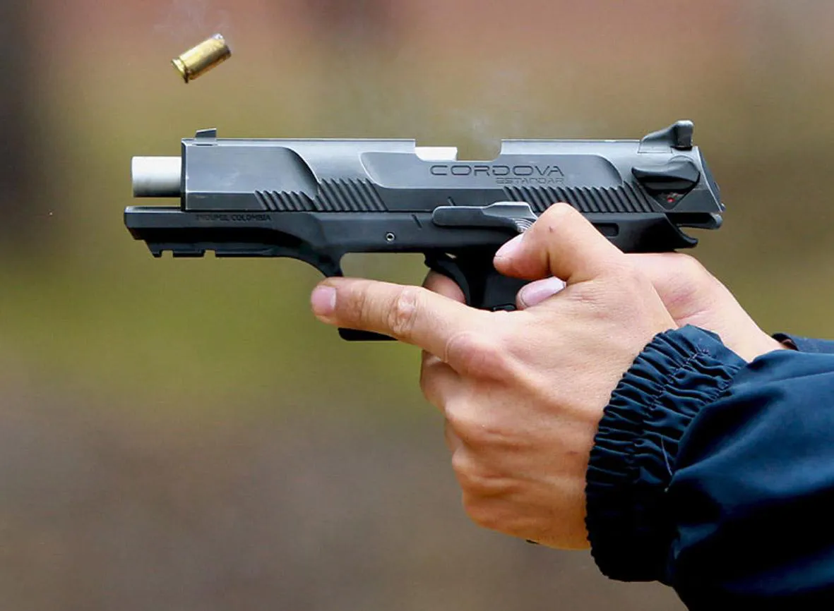 pistola disparando